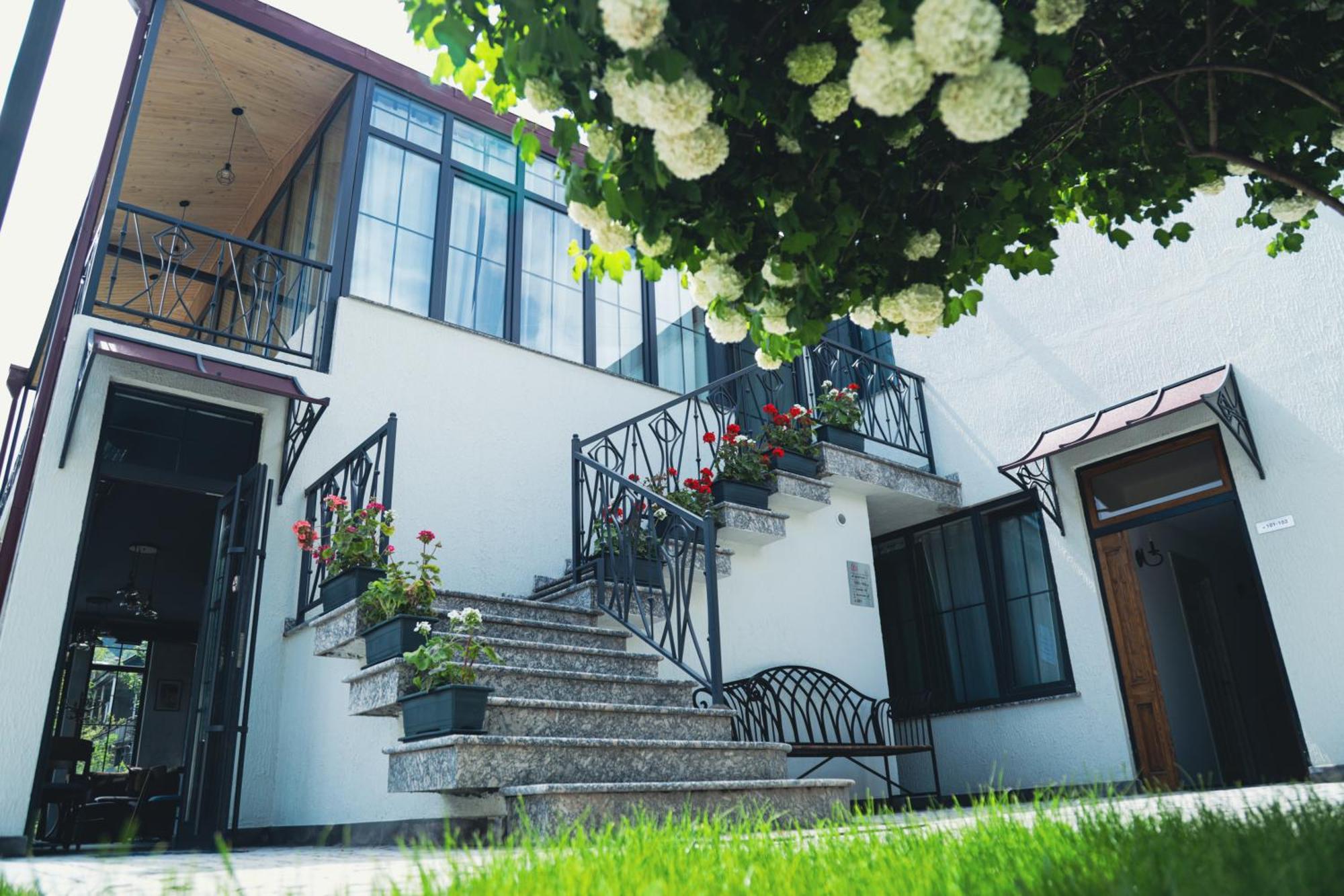 Redroof Country House Hotel Goris Exterior photo
