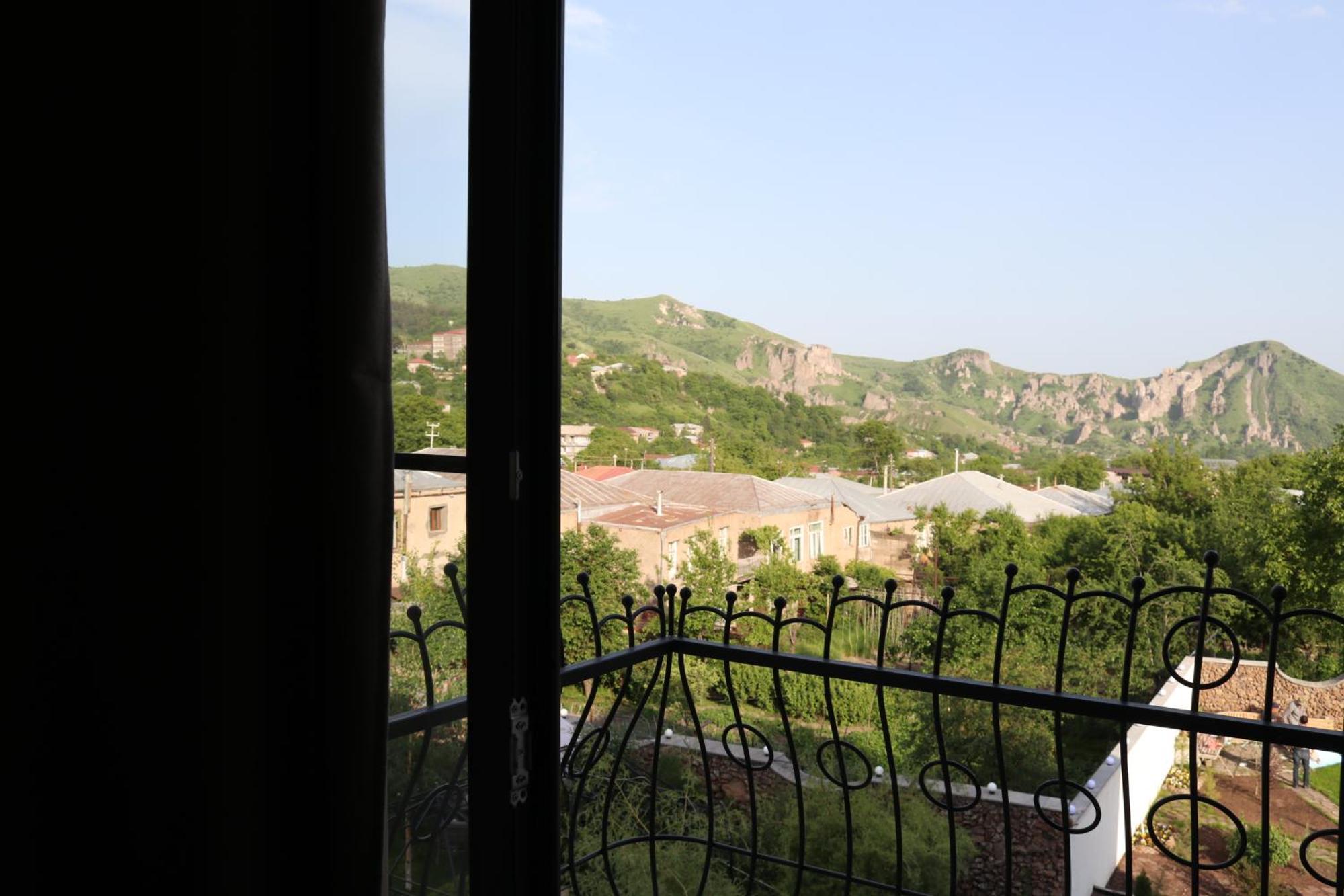 Redroof Country House Hotel Goris Exterior photo